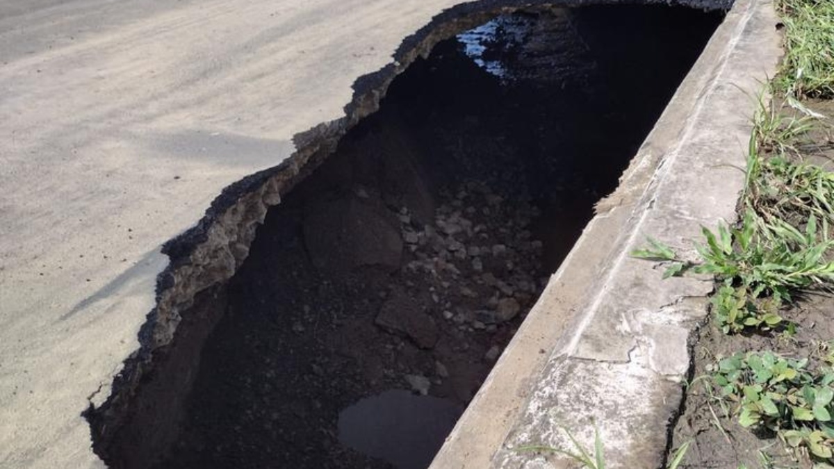 El socavón se extiende en uno de los carriles de la Avenida Cotopaxi. (Foto: Cortesía)