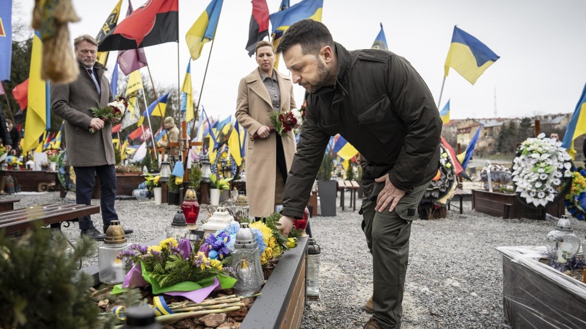 Volodimir Zelenski en uno de los homenajes a las víctimas de la guerra. (EFE)