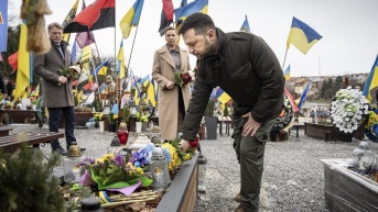 Volodimir Zelenski en uno de los homenajes a las víctimas de la guerra. (EFE)