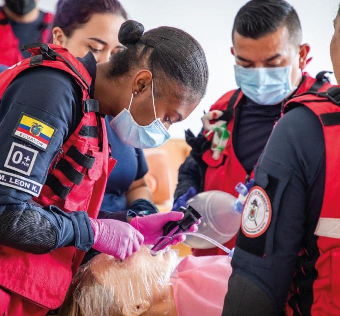 Uniformados del Cuerpo de Bomberos realizan prácticas de emergencias. (Bomberos Quito)