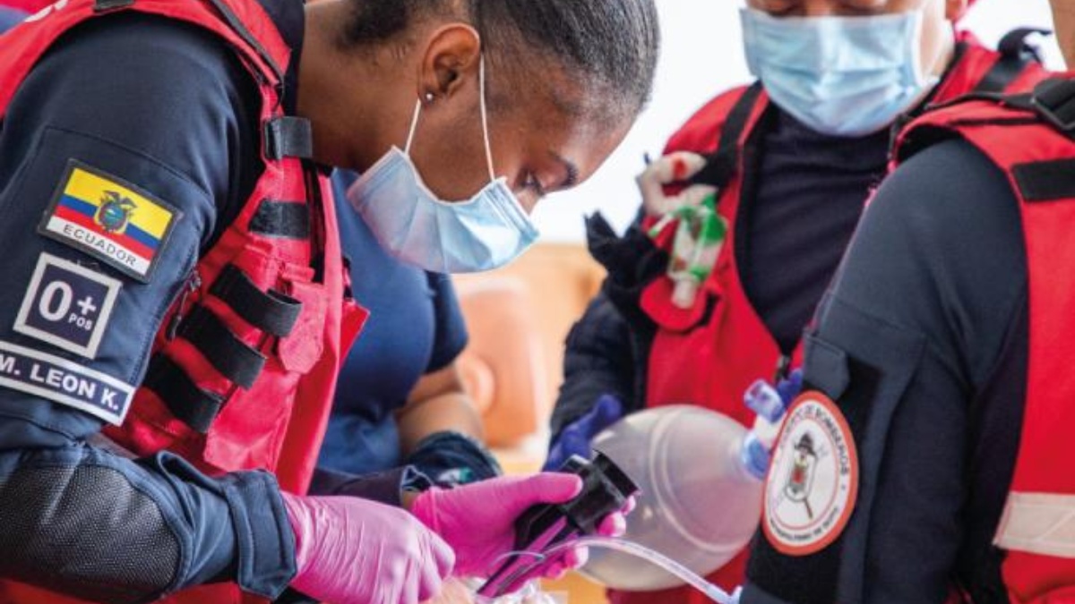 Uniformados del Cuerpo de Bomberos realizan prácticas de emergencias. (Bomberos Quito)
