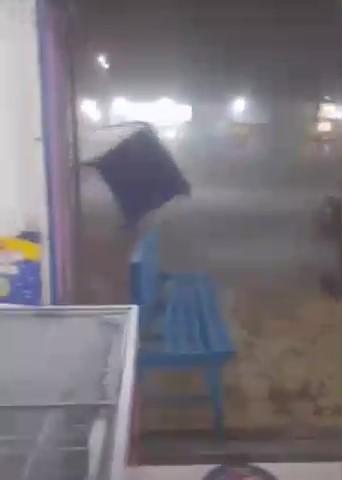 Imagen de vientos huracanados en Milagro, provincia del Guayas. (Captura de pantalla)