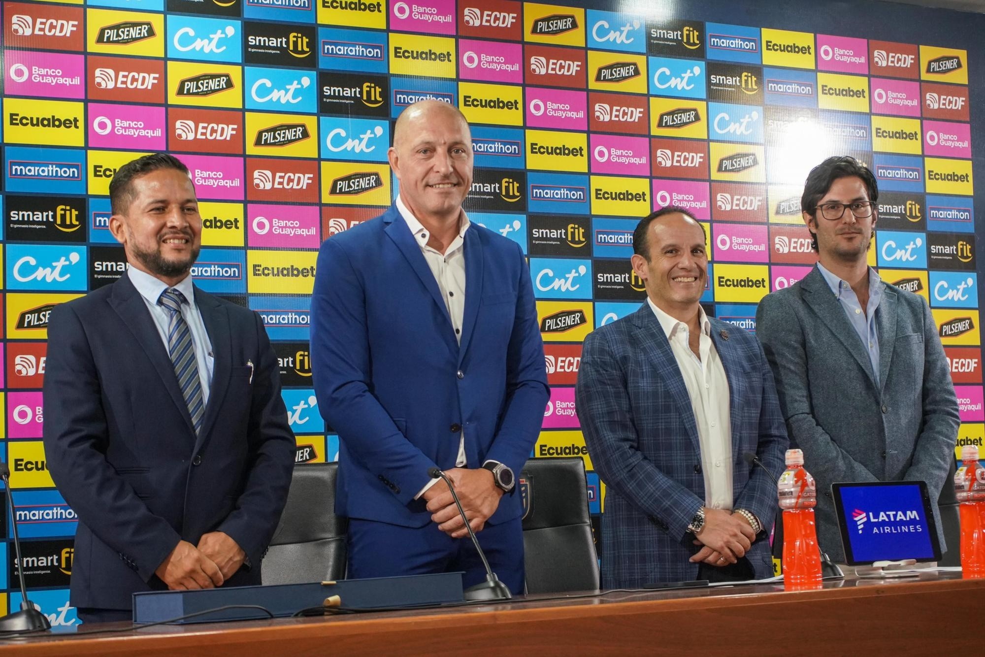 Néstor Pitana junto a la directiva principal de la FEF. (FEF)