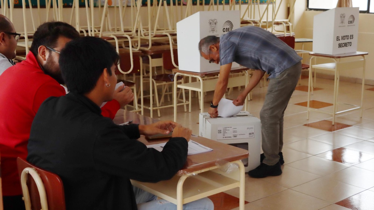 Votaciones durante las elecciones anticipadas. (API)