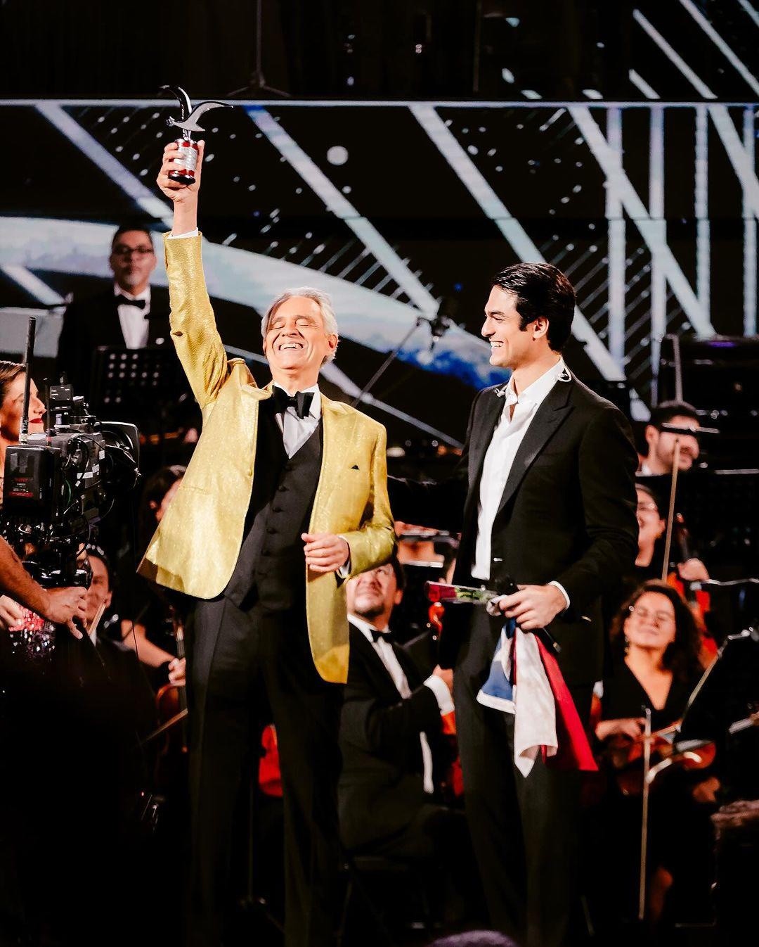 Andrea Bocelli junto a su hijo Mateo en el escenario de Viña del Mar (Cuenta de Instagram de @elfestivaldevina)