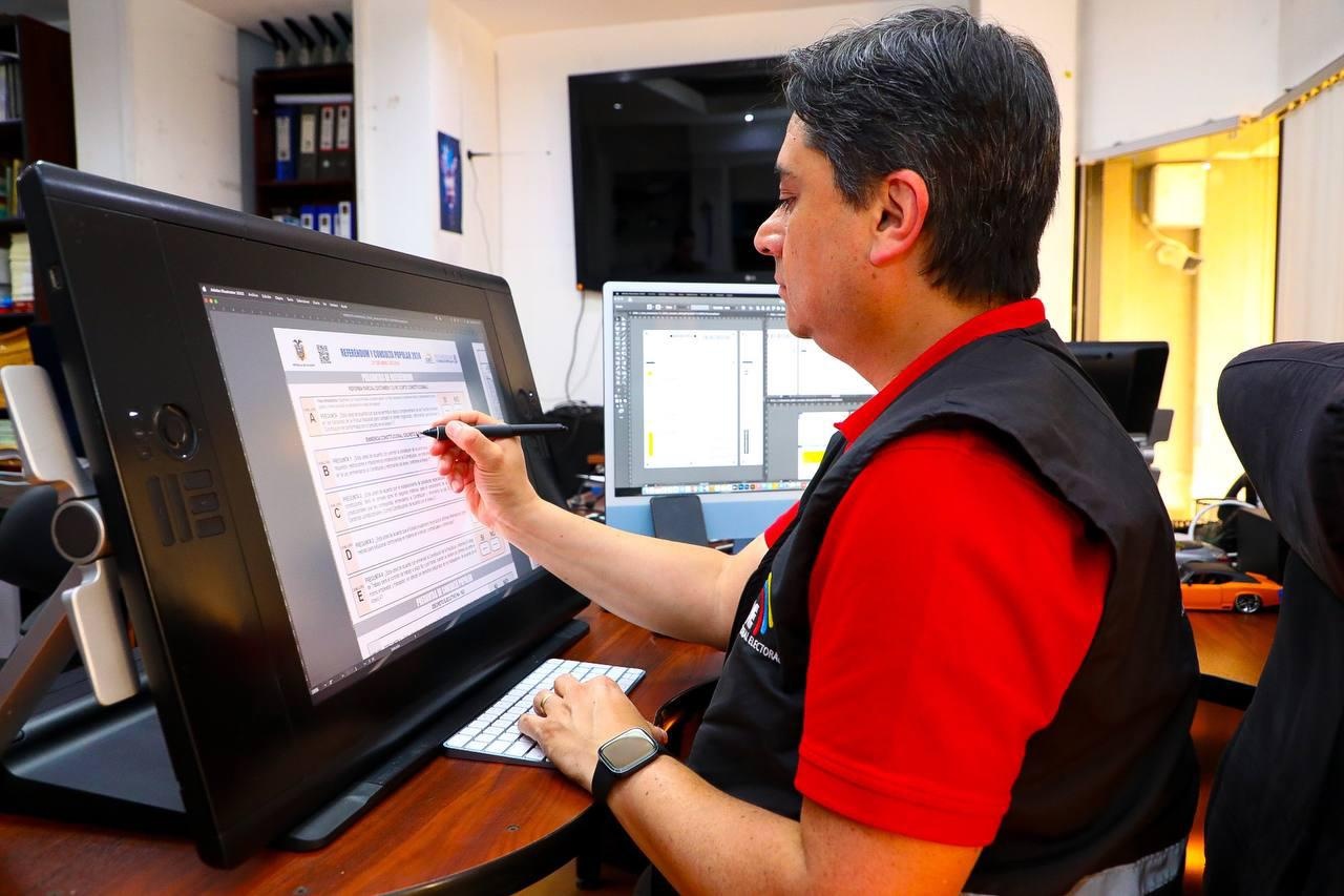 Imagen referencial del proceso de diseño del material electoral para la consulta popular. (Foto: CNE)