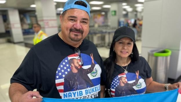 Moisés Bazán y su esposa nada más aterrizar en el aeropuerto de El Salvador el 1 de febrero de 2024. (LEIRE VENTAS)