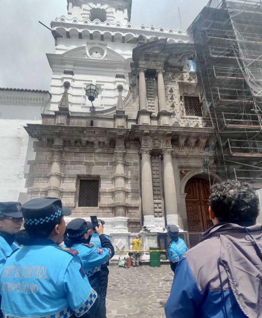 Integrantes de la Unidad de Información y Seguridad Turística conocieron detalles de las fachadas de piedra. (Cortesía del Instituto Metropolitano de Patrimonio)
