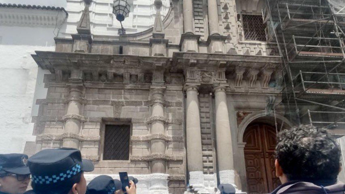 Integrantes de la Unidad de Información y Seguridad Turística conocieron detalles de las fachadas de piedra. (Cortesía del Instituto Metropolitano de Patrimonio)