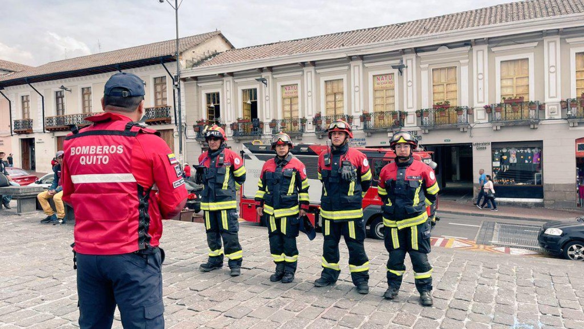 Personal del Cuerpo de Bomberos en el Centro Histórico de Quito. (Cuerpo de Bomberos de Quito)