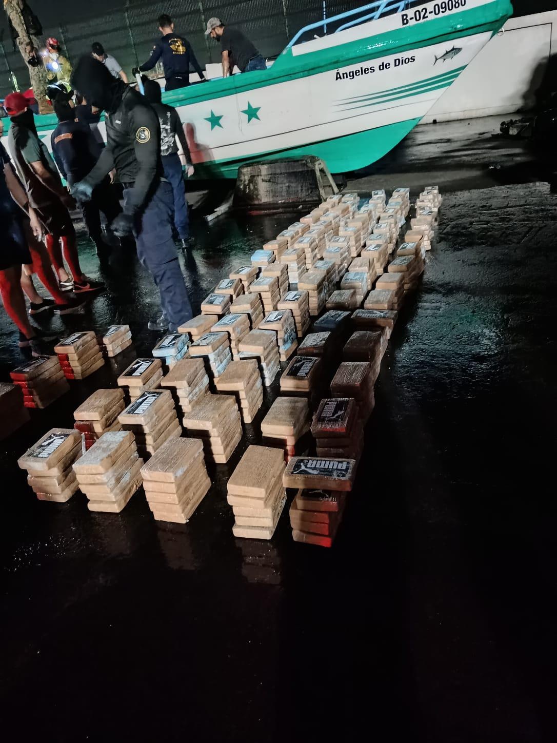 La droga incautada fue presentada en el Puerto de Manta. (Armada del Ecuador)