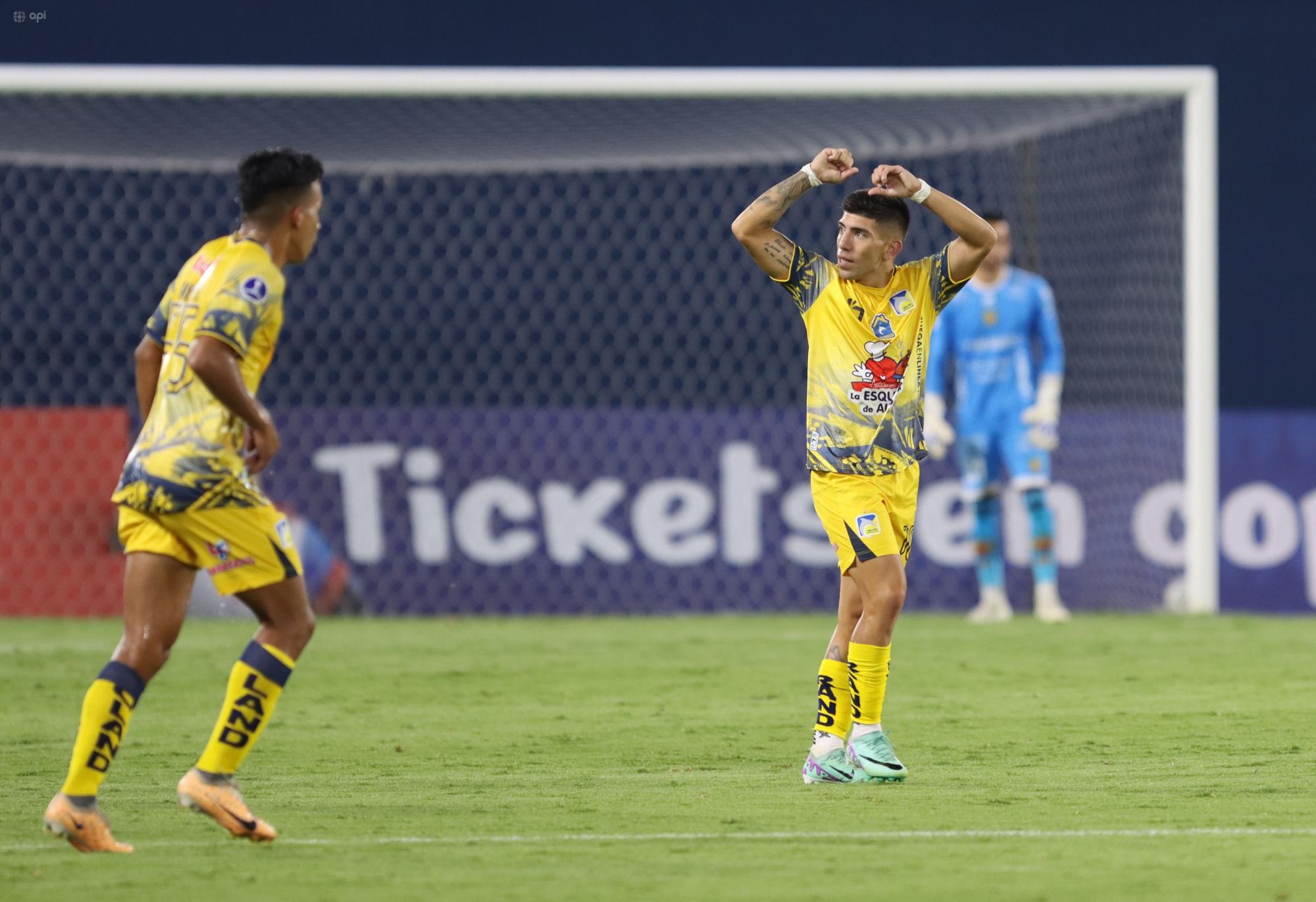 Los jugadores de Delfín festejan el gol de Braian Oyola (10), que anotó el 3-0 ante D. Cuenca. (API)