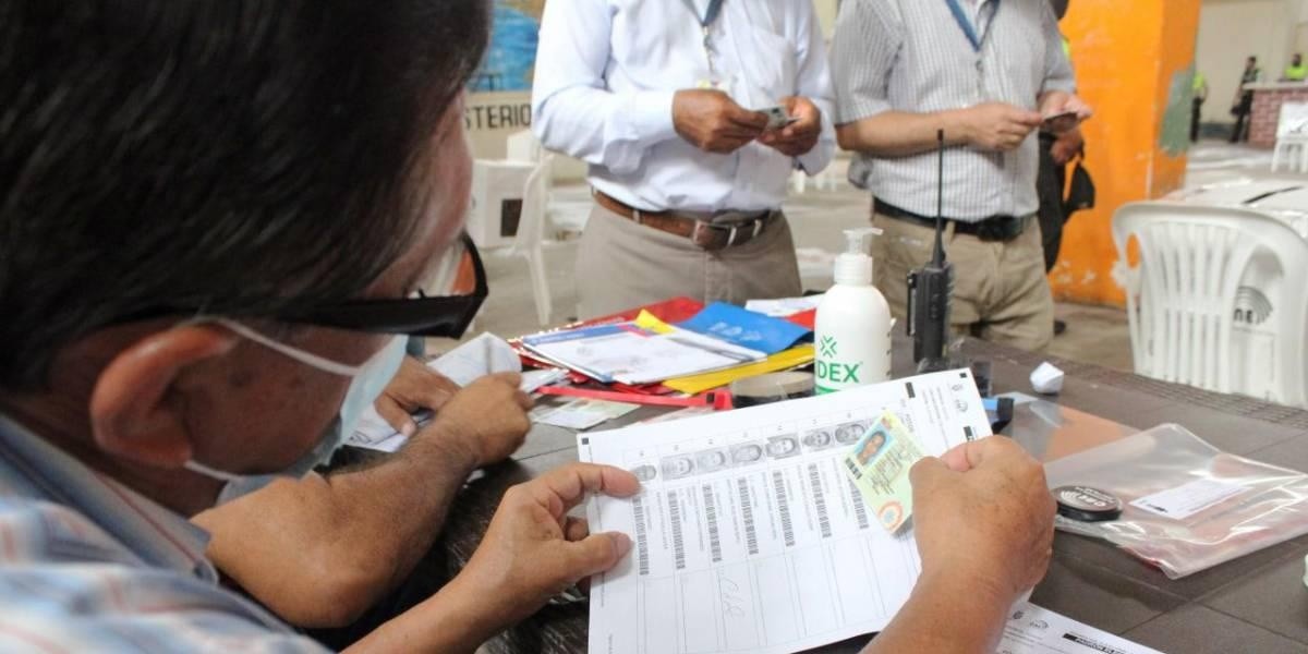 Un miembro de mesa revisa la documentación (CNE)