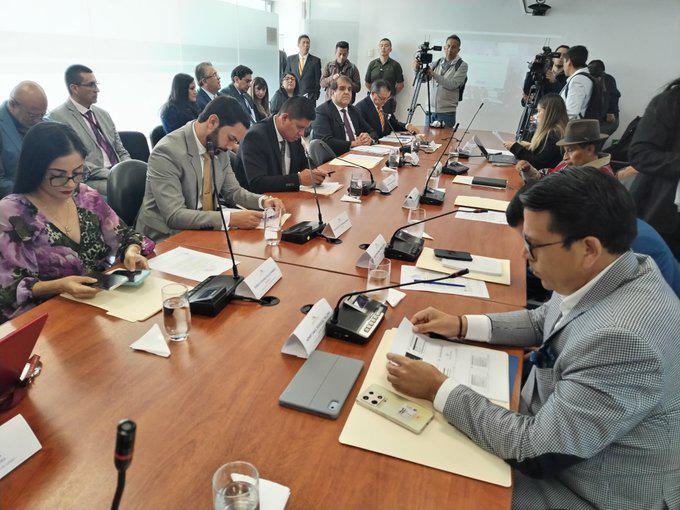 Momento en el que Ramiro Román realiza su exposición en la Comisión de Justicia de la Asamblea Nacional. (Cortesía de la Comisión de Justicia)