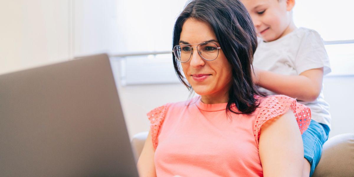 Una madre en teletrabajo junto a su hijo. (Foto: Internet)