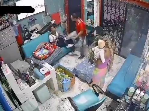 Imagen de video donde un padre agrede a su hijo. (Captura de pantalla)