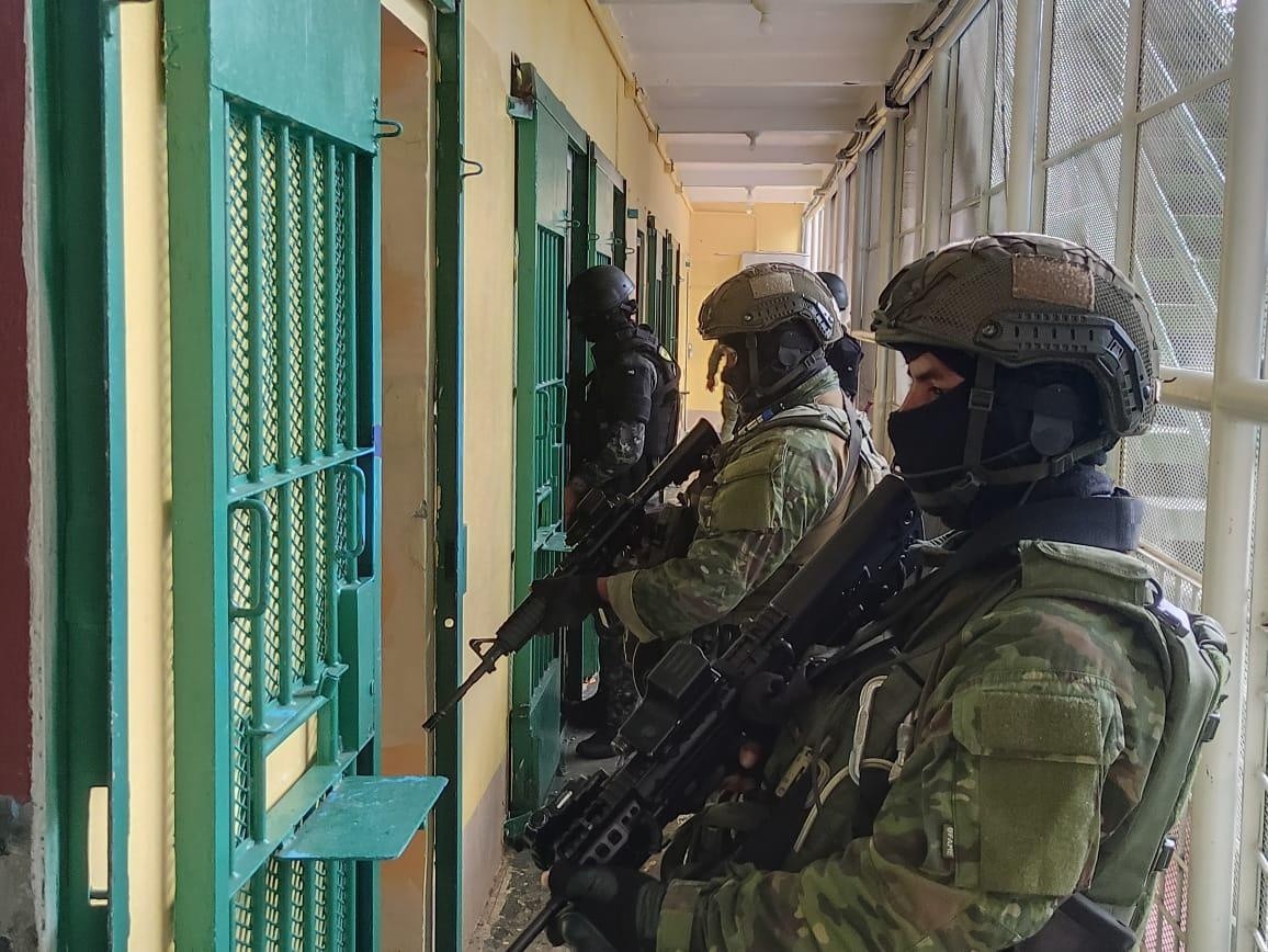 Imagen de los militares entrando al centro de rehabilitación social Regional Guayas este jueves 7 de marzo, ubicado en el complejo carcelario donde se encuentra también la Penitenciaría del Litoral de Guayaquil. (Fuerzas Armadas)