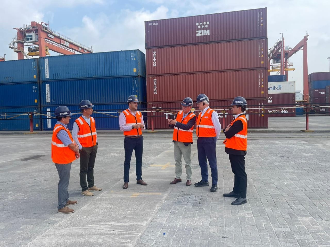 Técnicos de la Unión Europea visitando puertos del país. (Unión Europea en Ecuador)