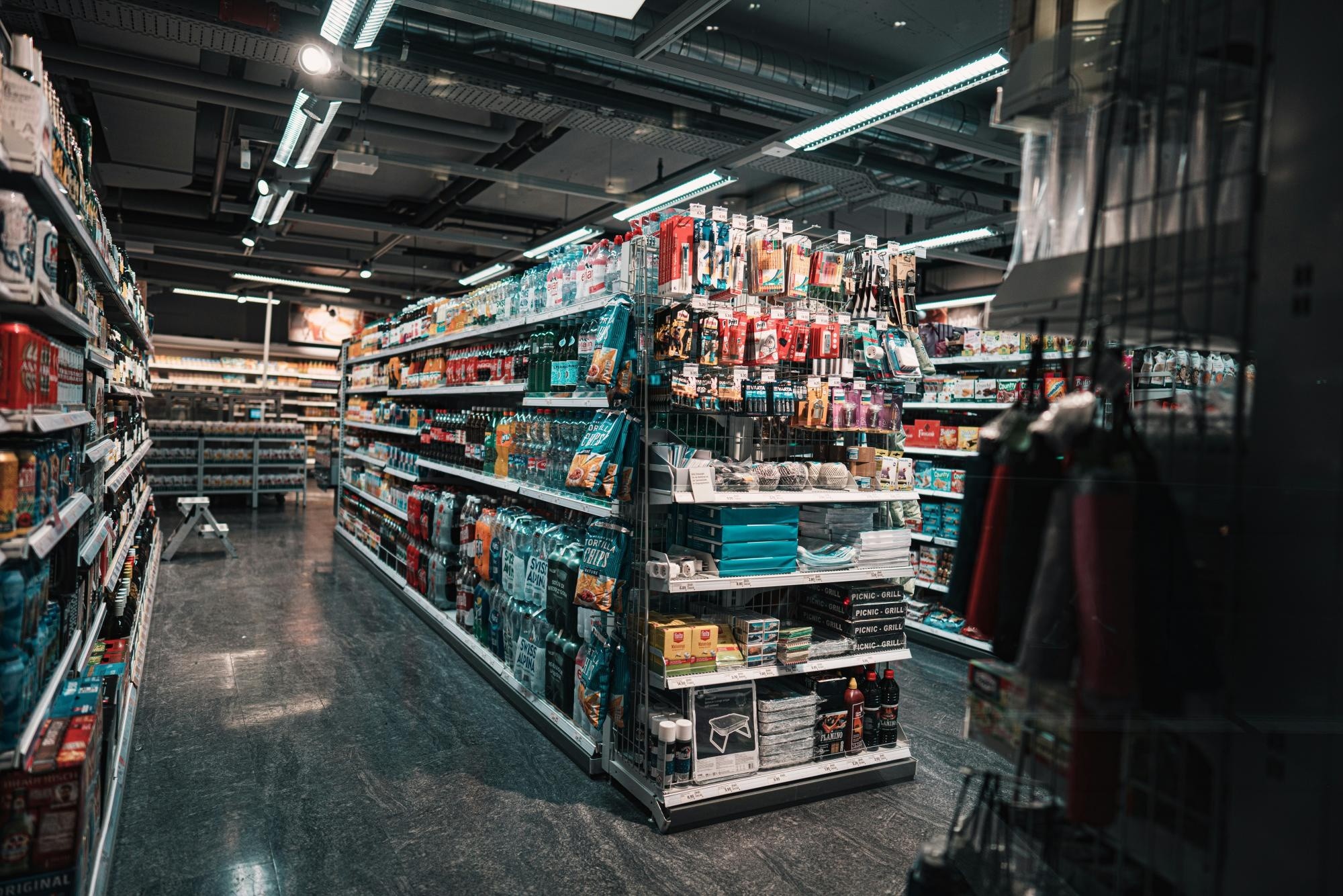 Imagen de un supermercado. En la foto se observa gaseosas, cervezas y snacks, productos que se encarecerán con el incremento del IVA al 15% desde el 1 de abril. (Unsplash)