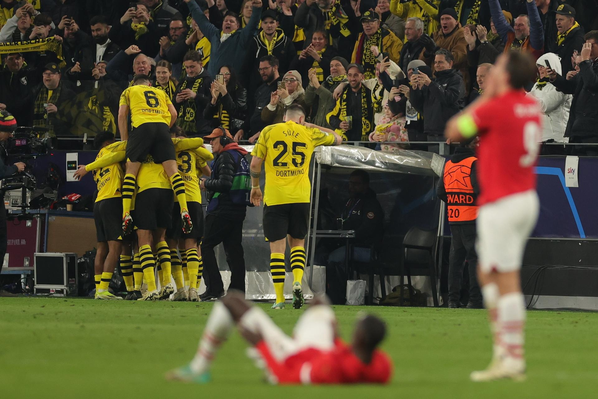 Los jugadores del Dortmund celebran la clasificación tras el partido de la UEFA Champions que han jugado Borussia Dortmund y PSV Eindhoven (EFE)