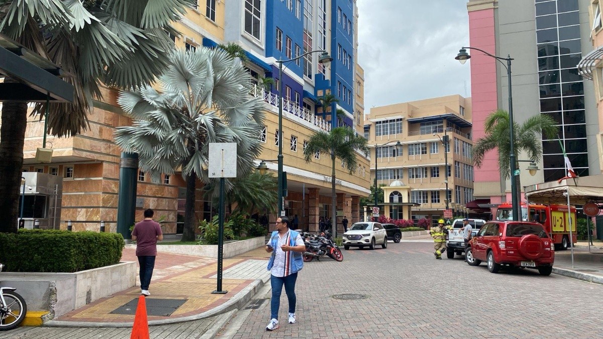 Personal de la Dirección de Gestión de Riesgos del Municipio de Guayaquil inspeccionan las instalaciones. (Ítalo Ruiz / Ecuavisa)