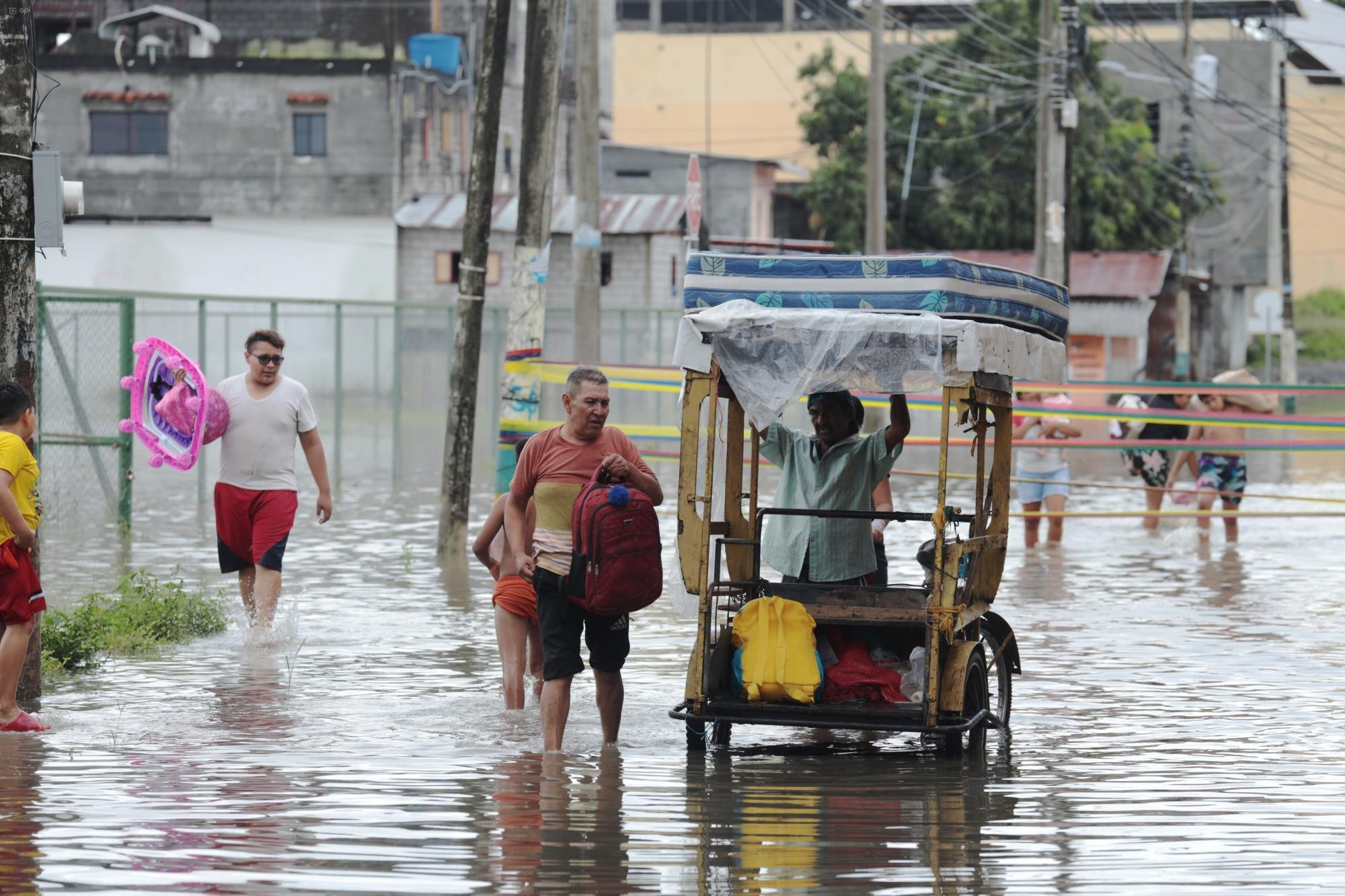 Imagen de sectores anegados en Santa Lucía, cantón de la provincia del Guayas, el 20 de febrero de 2024. (César Muñoz/API)