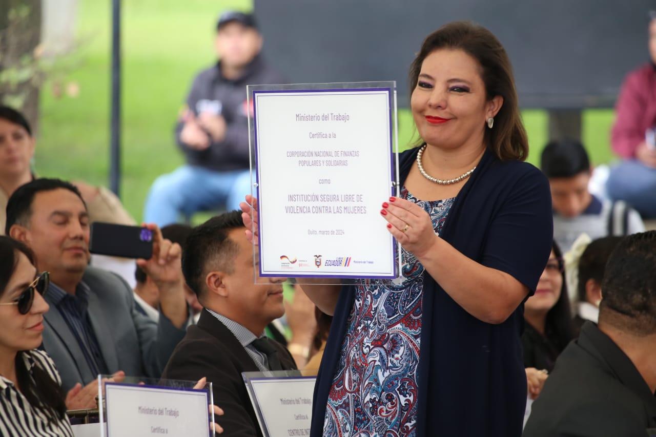Imagen de una representante de las instituciones que recibió un reconocimiento contra la violencia de la mujer. (Ministerio de Trabajo)