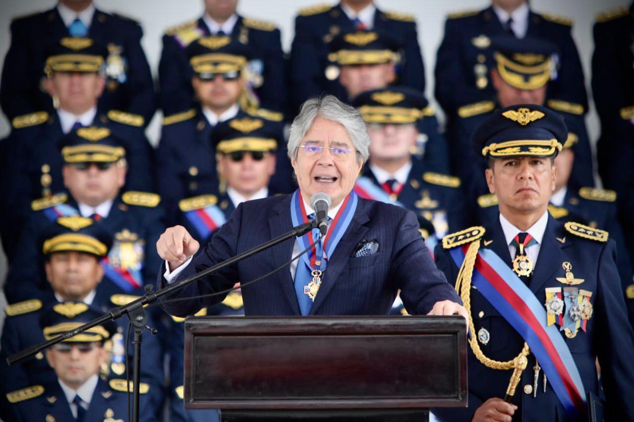 Imagen de archivo del expresidente Guillermo Lasso, durante la ceremonia por los 103 años de servicio de la Fuerza Aérea Ecuatoriana. (Foto: Cuenta X Guillermo Lasso.)