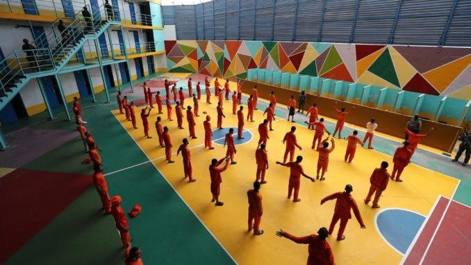 Reos realizan ejercicios en la cárcel de Cotopaxi (Jose Jacome / EFE)