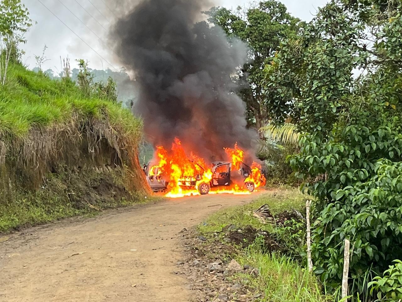 Imagen de dos carros incinerados en Palo Quemado, Cotopaxi, durante una protesta antiminera, este 19 de marzo de 2024. (Policía Nacional de Ecuador)