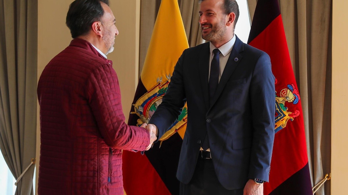 Virginijus Sinkevičius saluda al alcalde de Quito, Pabel Muñoz, durante la visita de este miércoles. (EFE)