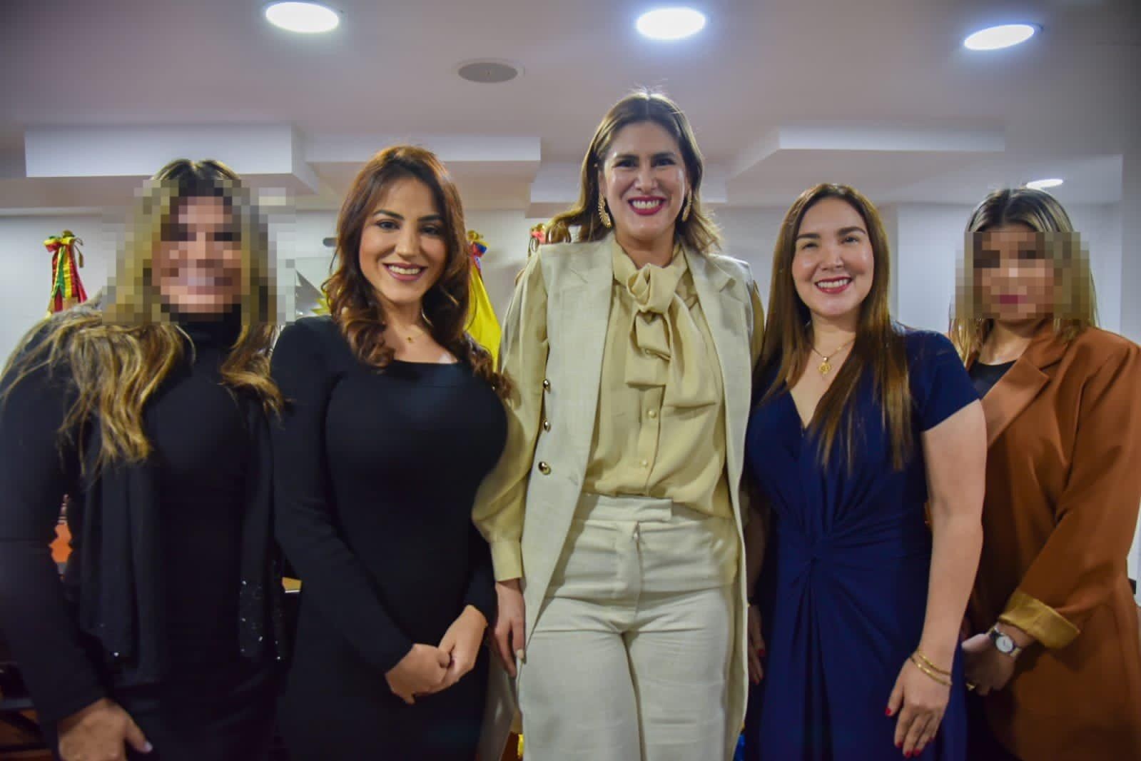 Foto del 25 de octubre de 2023, cuando una comitiva de la Corte Provincial del Guayas, conformada por Mayra Salazar y Fabiola Gallardo, fue al Parlamento Andino, presidido por Cristina Reyes, en Bogotá, Colombia. (Corte Provincial del Guayas)