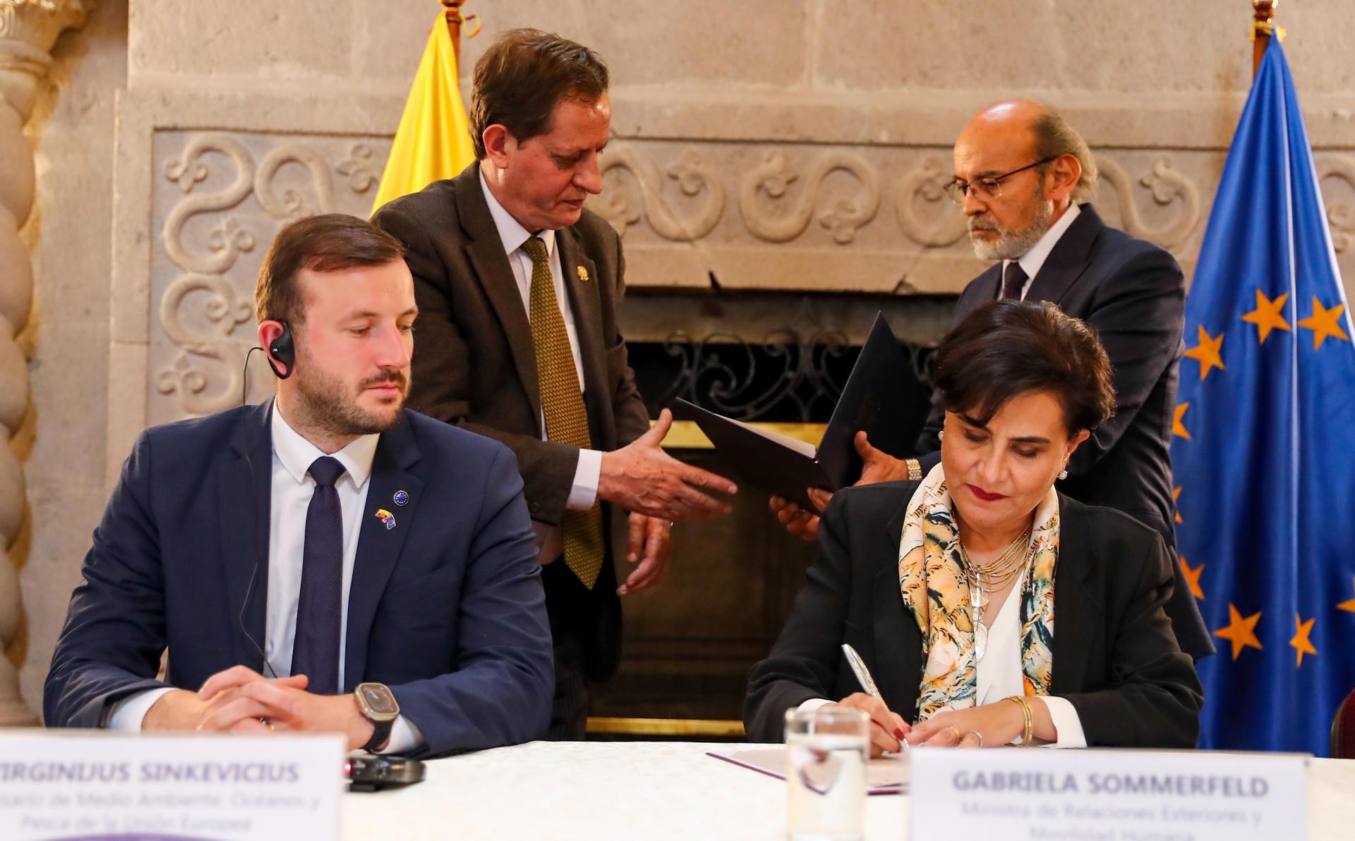 Virginijus Sinkevicius y la ministra de Relaciones Exteriores, Gabriela Sommerfeld. (EFE)