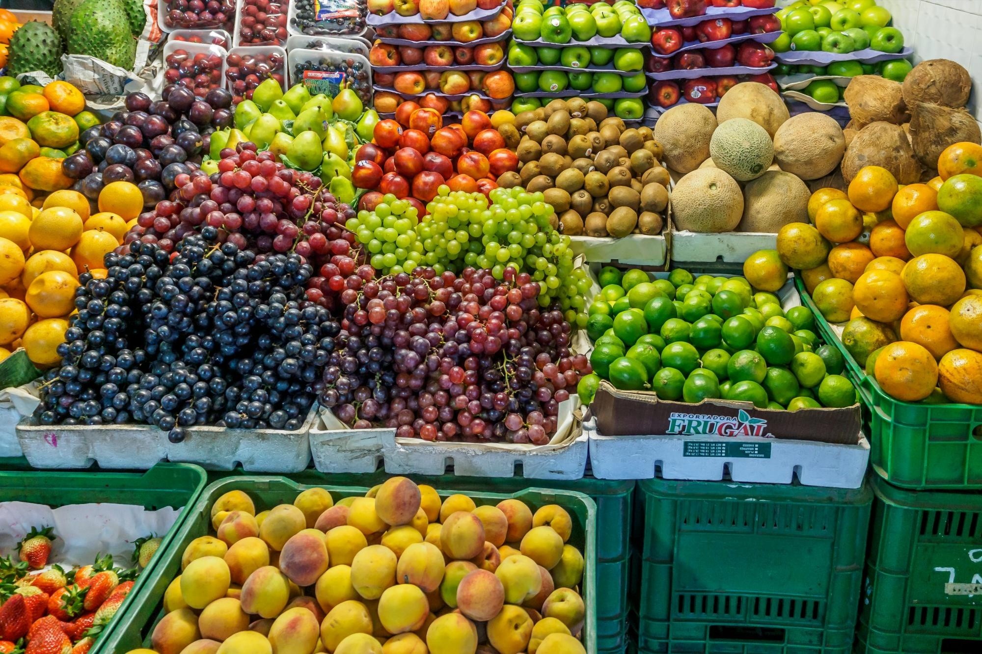 Imagen de frutas expuestas en un puesto de mercado. (Unsplash)
