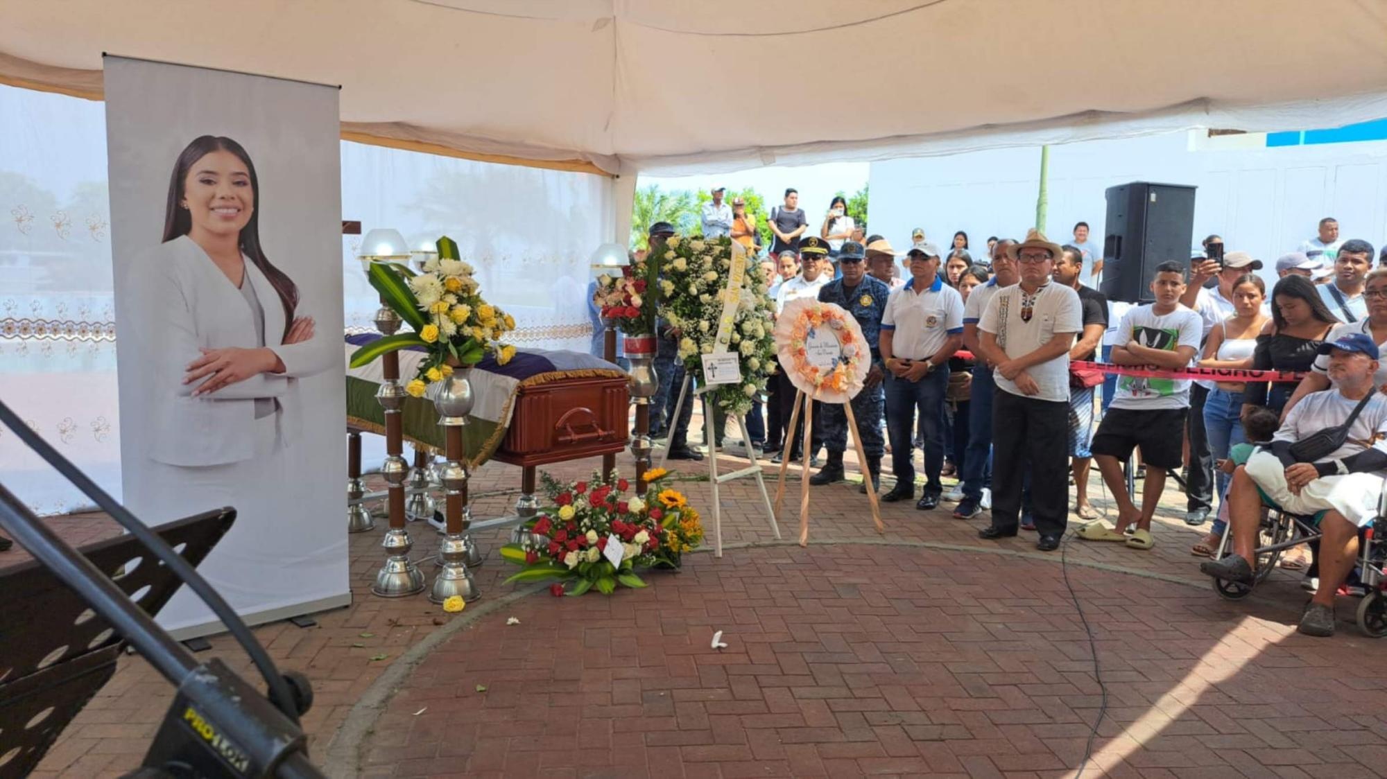Los restos de la alcadesa de San Vicente son velados este lunes afuera del edificio municipal. (Ecuavisa)