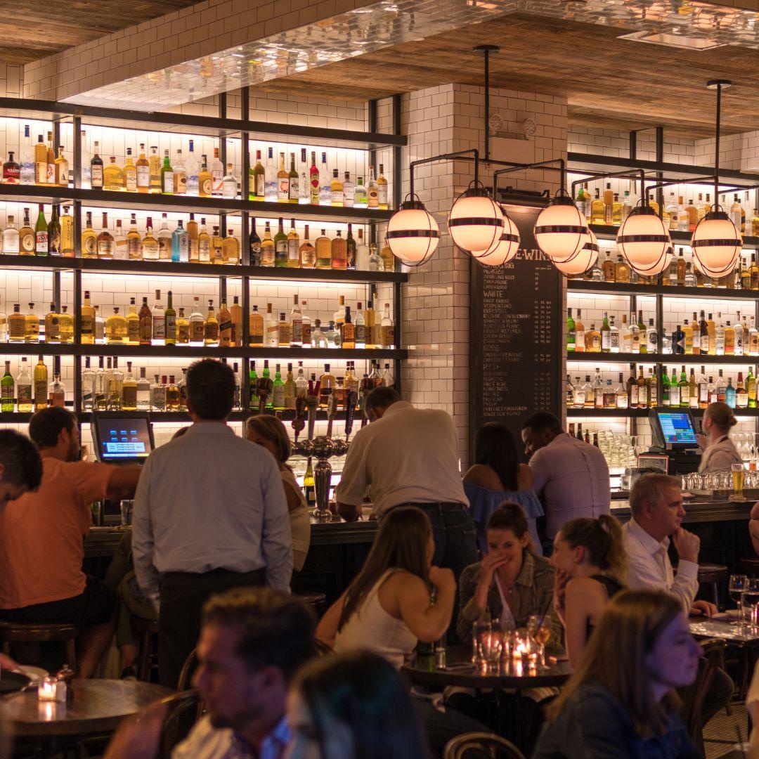 Imagen referencial de actividades que tendrán una reducción del IVA. (Canva)